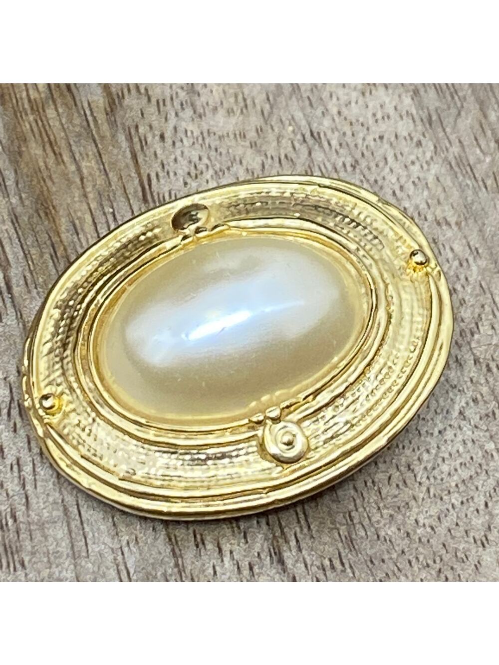 Vintage Women's Scarf Clip Oval Mother-of-Pearl Gold Tone Costume Jewelry
